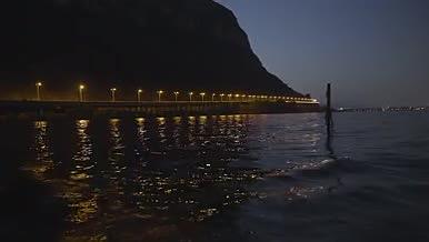 夜间灯光桥梁道路水面拍摄视频的预览图